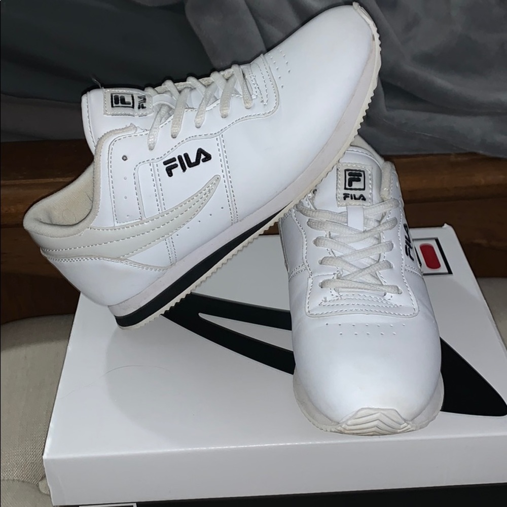 EUC FILA WOMENS LOW TOPS - Nike “Cortez style” 7.5